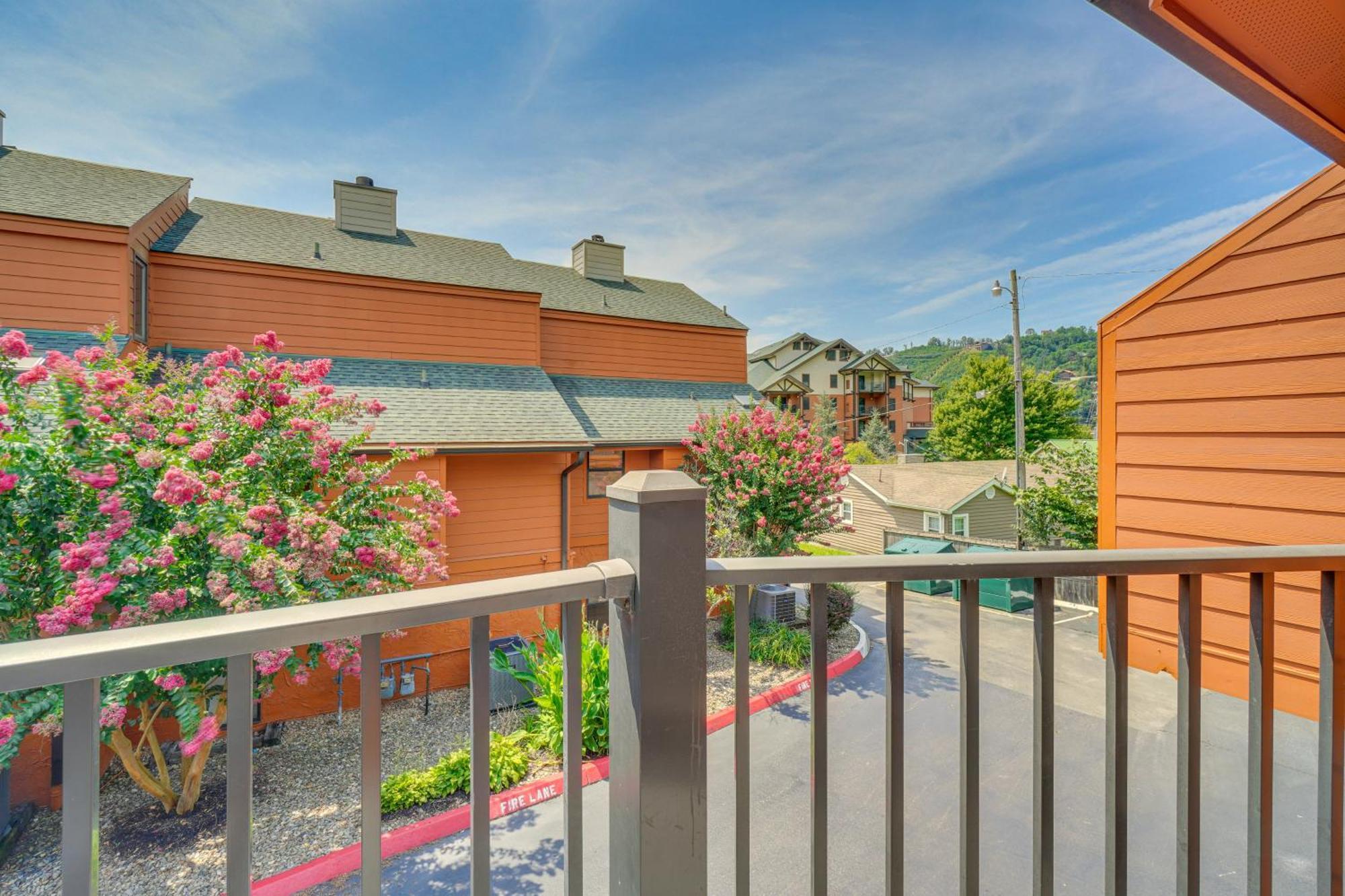 Gatlinburg Mountain Townhome With Pool Access! Bagian luar foto